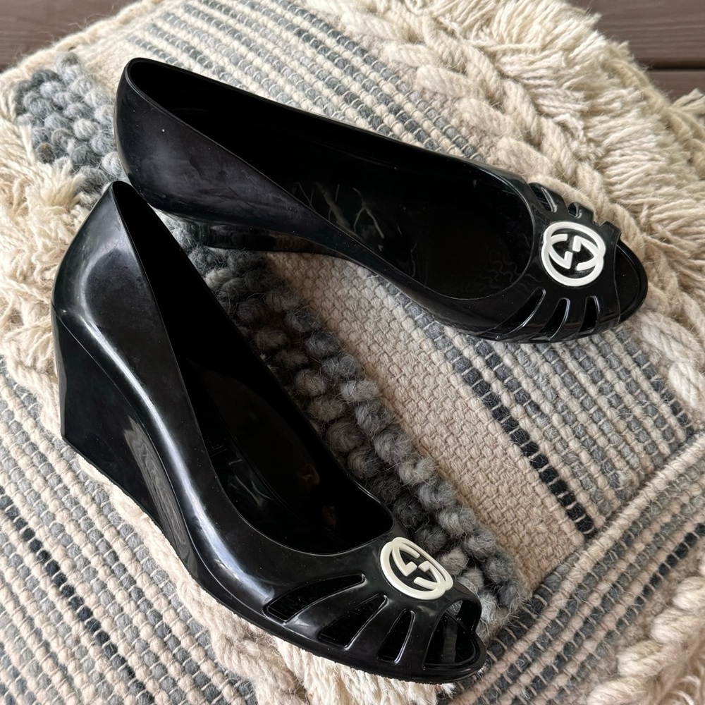 GUCCI Womens Rubber Cutout Pumps Shoes Black Peep-Toe Wedge jelly Slip-on US 9.5